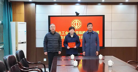 兩名女工患病，省上縣里都來(lái)慰問(wèn)一一虹潤(rùn)三重保障體系筑就員工幸福家